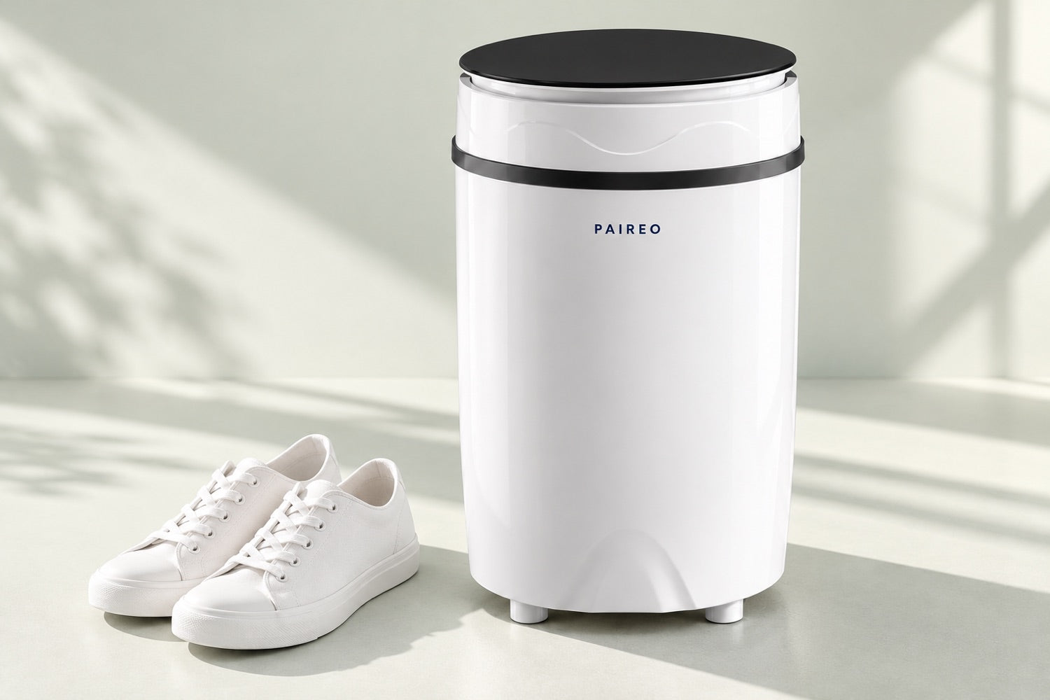 Un robot nettoyeur de chaussure Paireo et des baskets — visuel illustratif